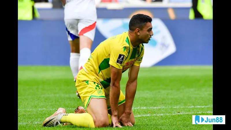 Cầu thủ của Nantes đang tấn công Metz với sự quyết tâm và tốc độ cao